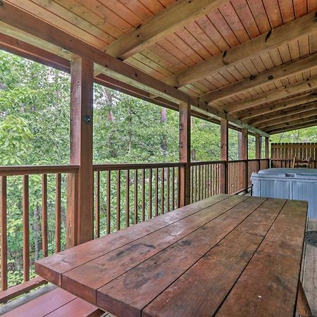 Cabin With Deck And Fireplace Less Than 3 Mi To Dollywood! พิเจนฟอร์จ ภายนอก รูปภาพ