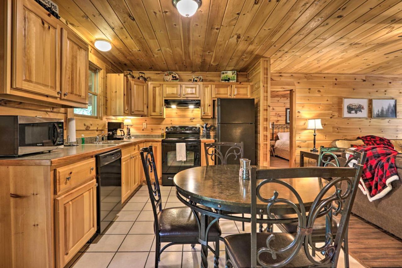 Cabin With Deck And Fireplace Less Than 3 Mi To Dollywood! พิเจนฟอร์จ ภายนอก รูปภาพ