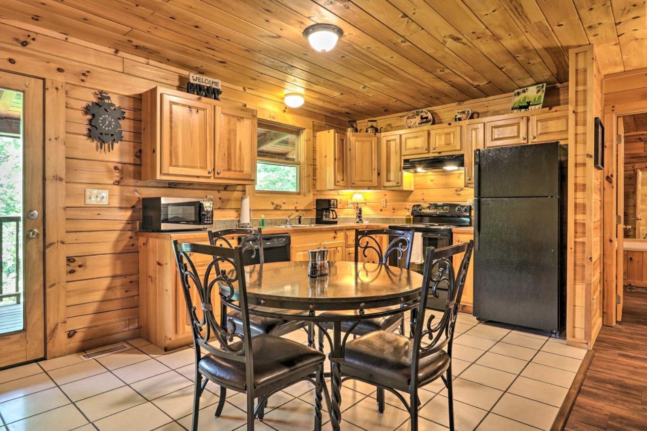 Cabin With Deck And Fireplace Less Than 3 Mi To Dollywood! พิเจนฟอร์จ ภายนอก รูปภาพ