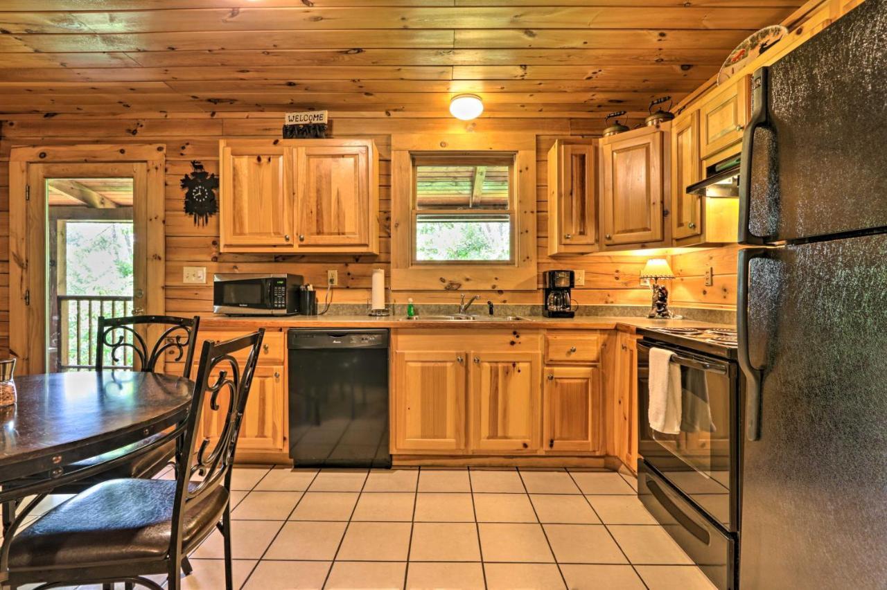 Cabin With Deck And Fireplace Less Than 3 Mi To Dollywood! พิเจนฟอร์จ ภายนอก รูปภาพ