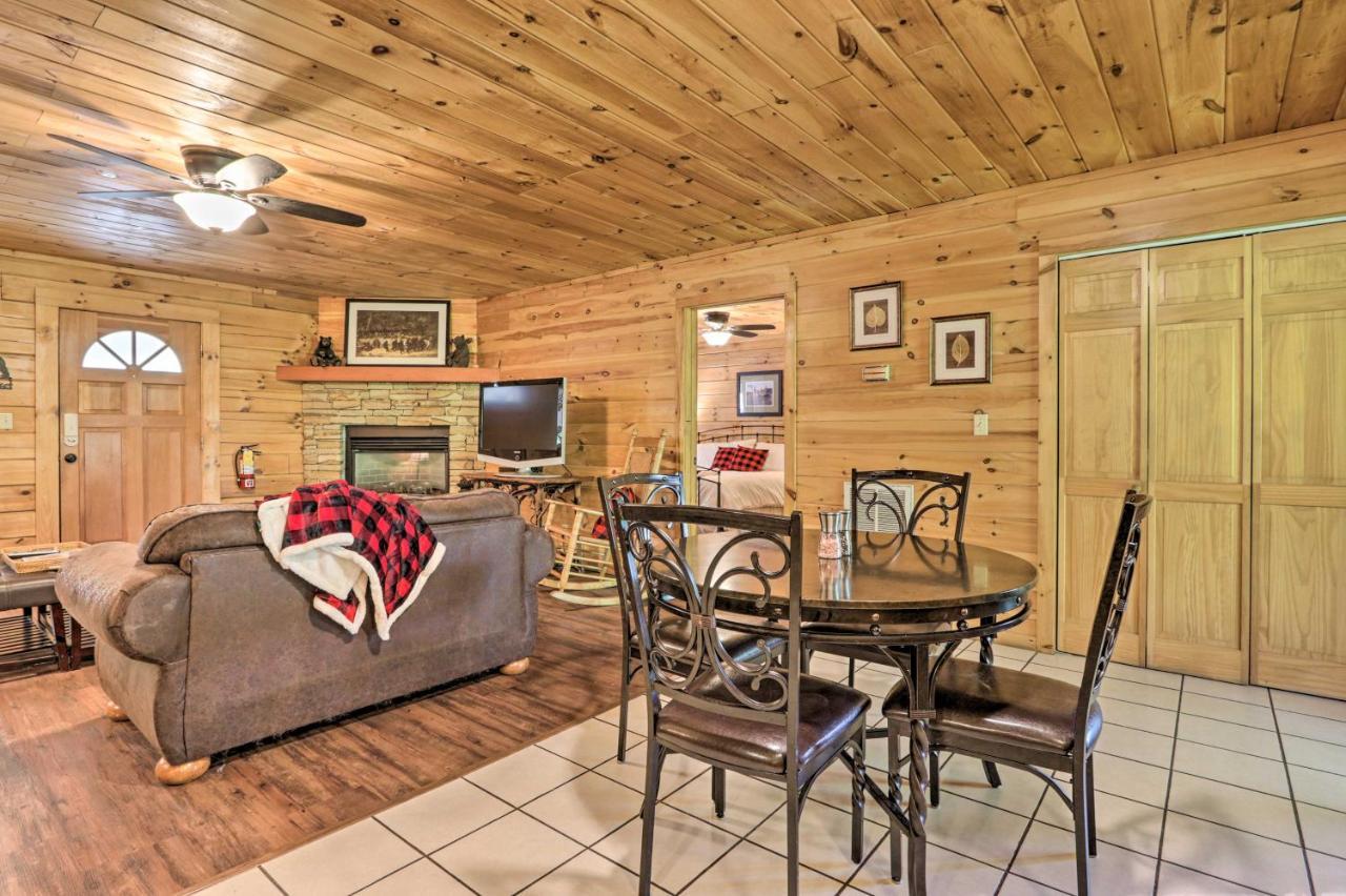 Cabin With Deck And Fireplace Less Than 3 Mi To Dollywood! พิเจนฟอร์จ ภายนอก รูปภาพ