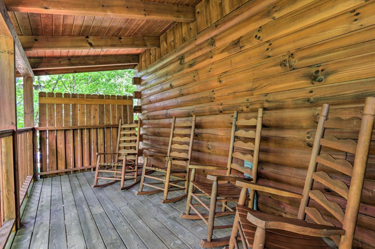 Cabin With Deck And Fireplace Less Than 3 Mi To Dollywood! พิเจนฟอร์จ ภายนอก รูปภาพ
