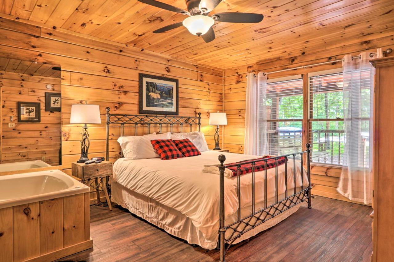 Cabin With Deck And Fireplace Less Than 3 Mi To Dollywood! พิเจนฟอร์จ ภายนอก รูปภาพ